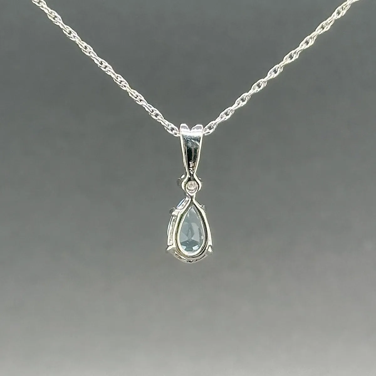 Estate 14K W Gold 0.56ct Aquamarine & 0.02ct G-H/SI1 Diamond Pendant
